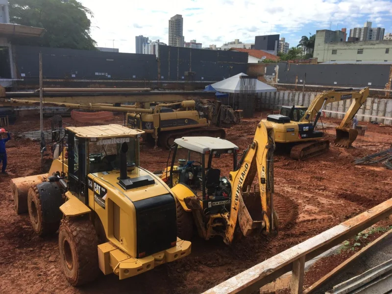 Escavação do terreno e apoio às fundações