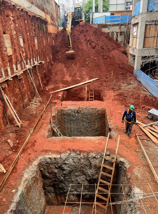 Escavação mecânica do terreno e das sapatas de fundação
